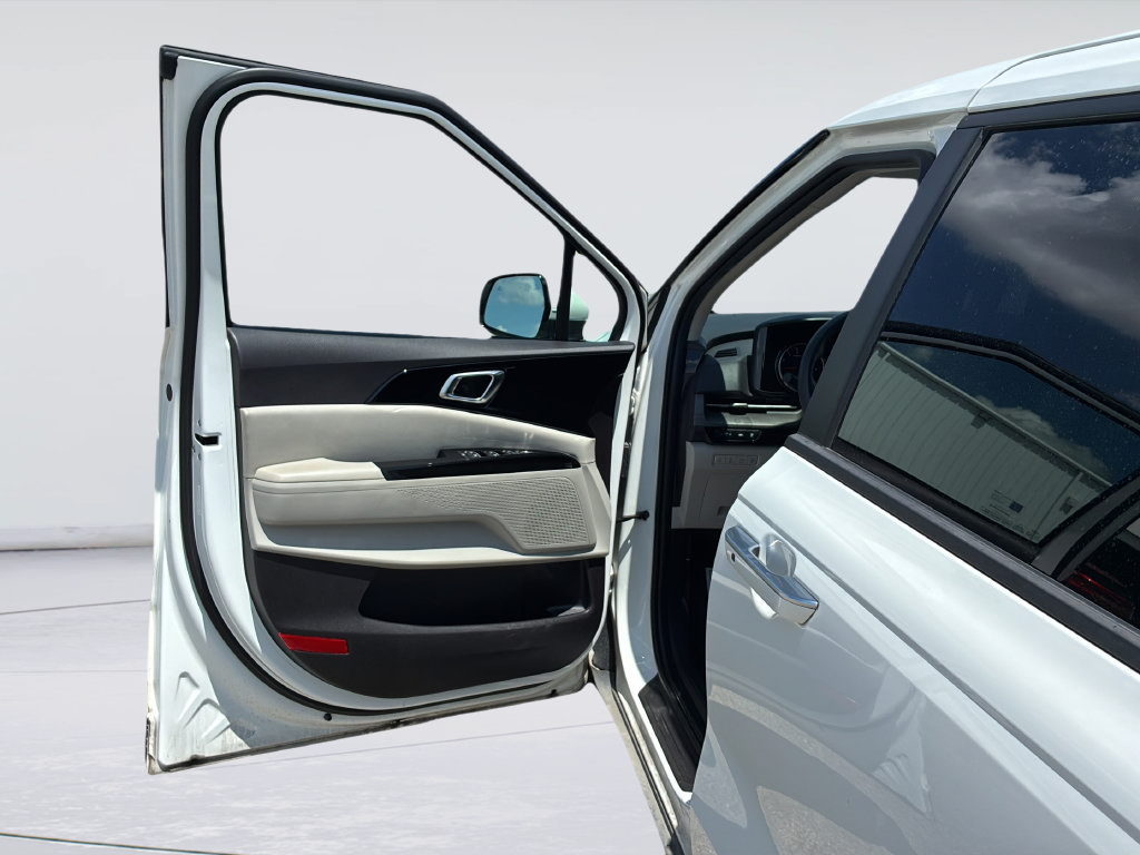 Used 2024 Kia Carnival EX FWD image 11