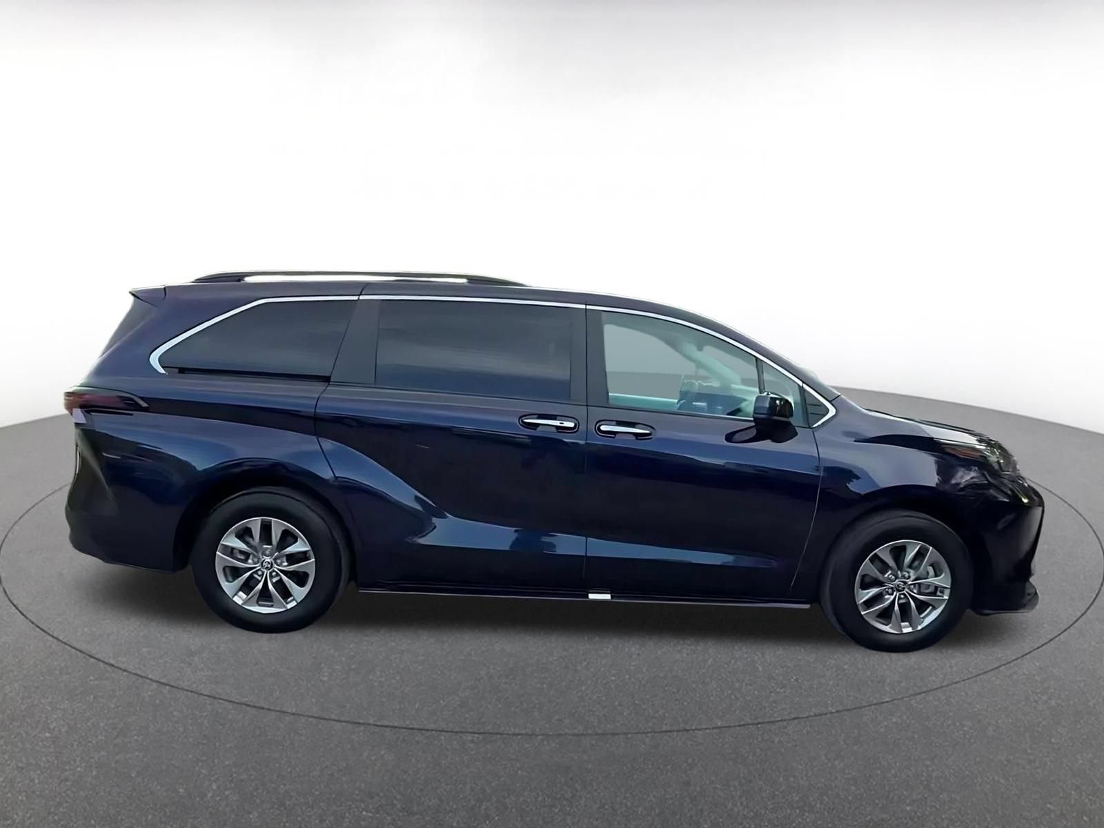 Used 2025 Toyota Sienna XLE FWD image 15
