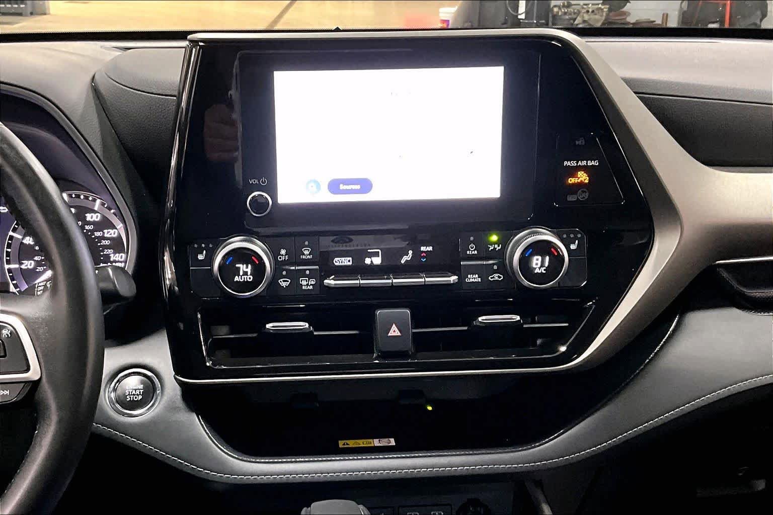 Used 2023 Toyota Highlander XLE AWD/4WD image 7