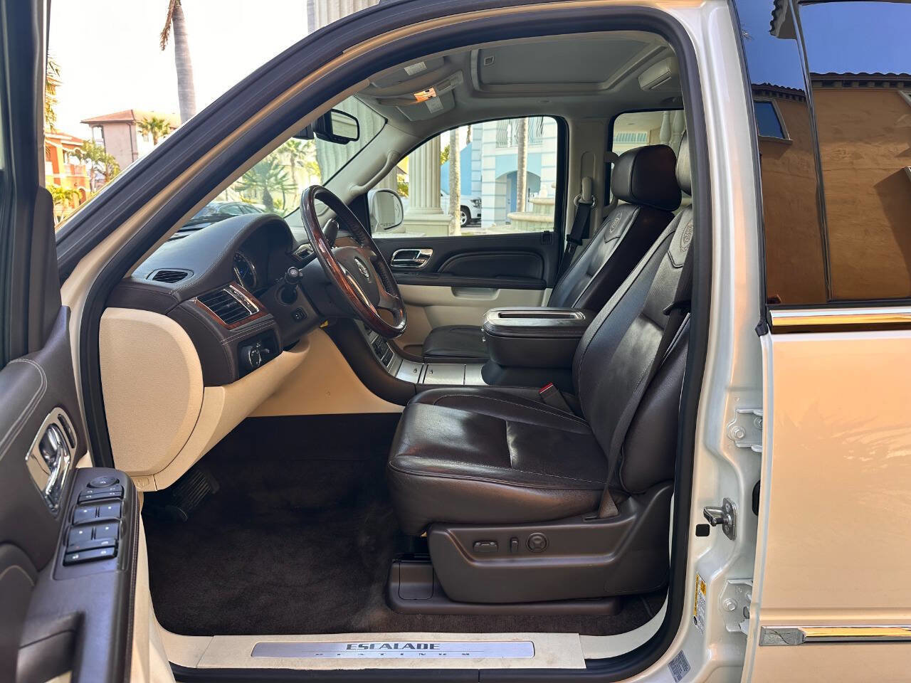 Used 2011 Cadillac Escalade Platinum image 22