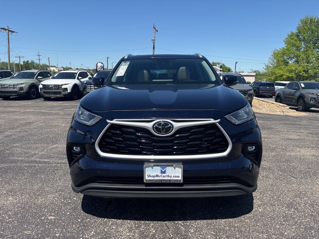 Used 2022 Toyota Highlander XLE AWD/4WD image 2