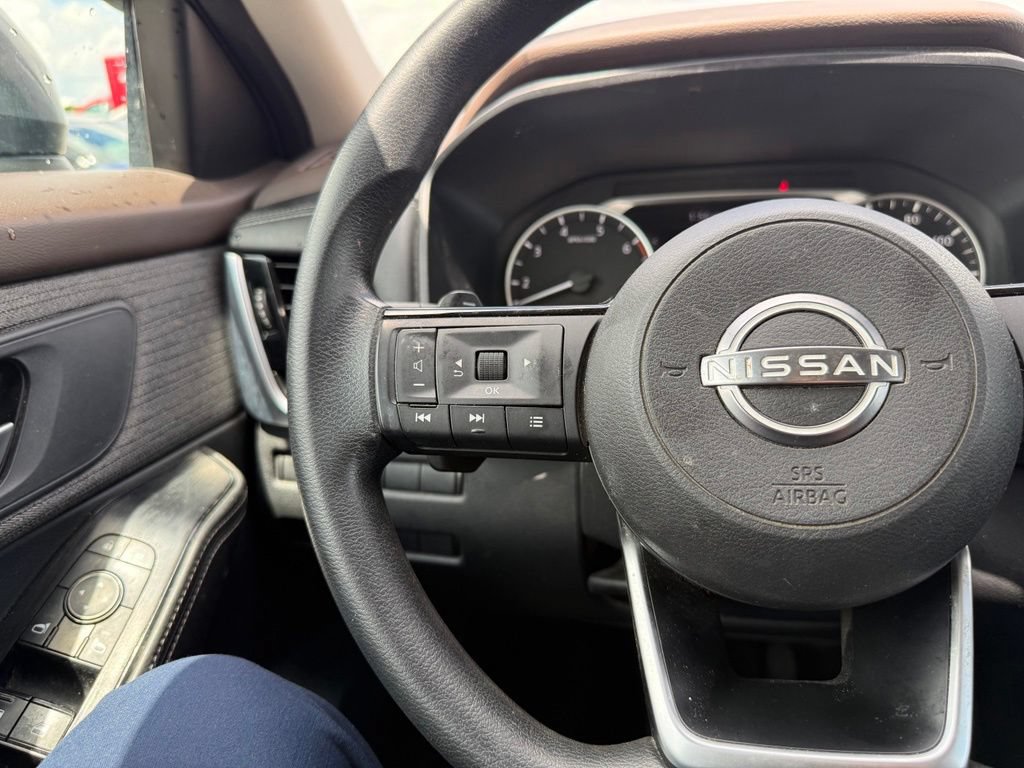 Used 2022 Nissan Rogue SV FWD image 11