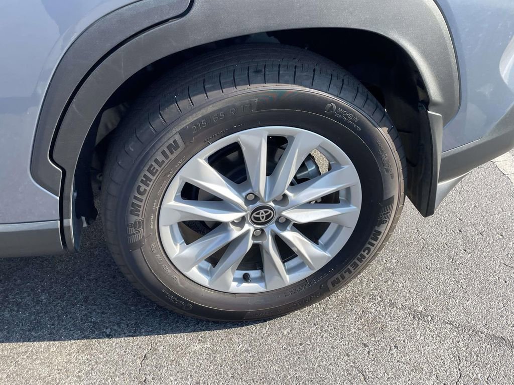 Used 2024 Toyota Corolla Cross LE FWD image 28