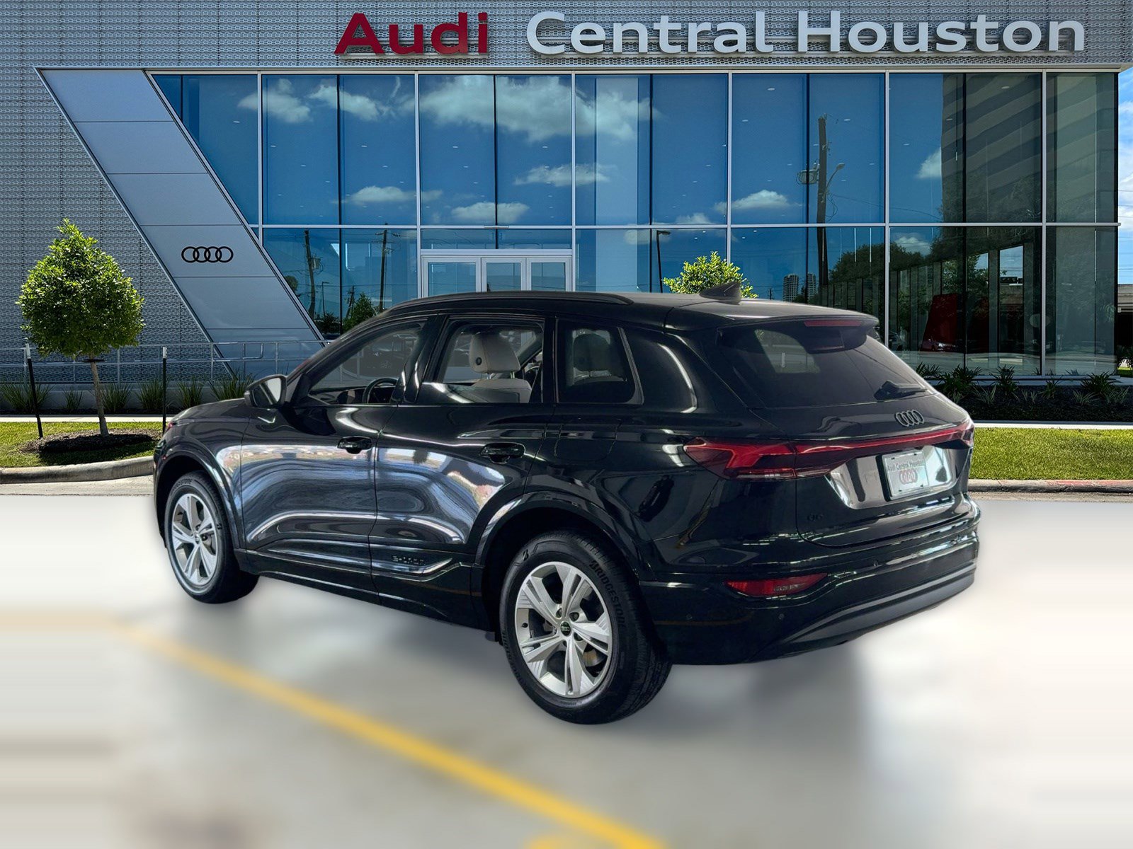 Used 2025 Audi Q6 e-tron Premium w/ Convenience Package image 3