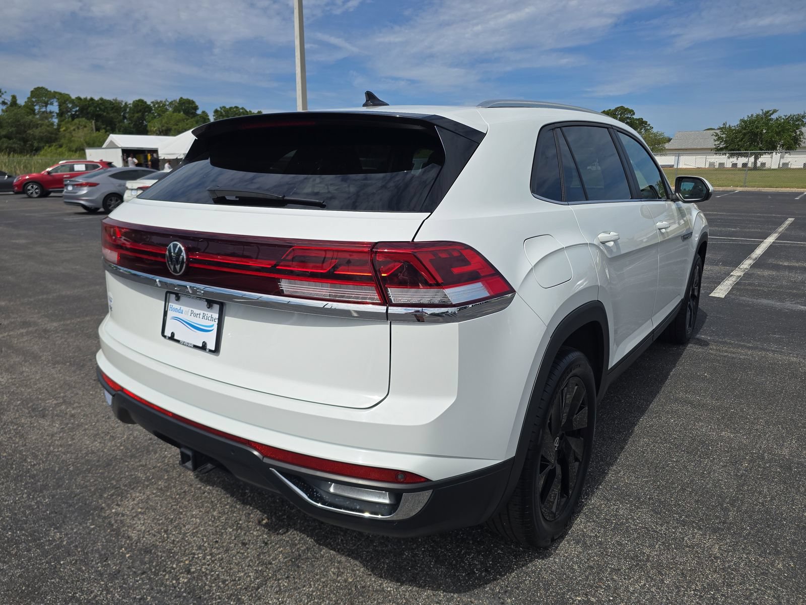Used 2024 Volkswagen Atlas Cross Sport SE w/ Panoramic Sunroof Package FWD image 4