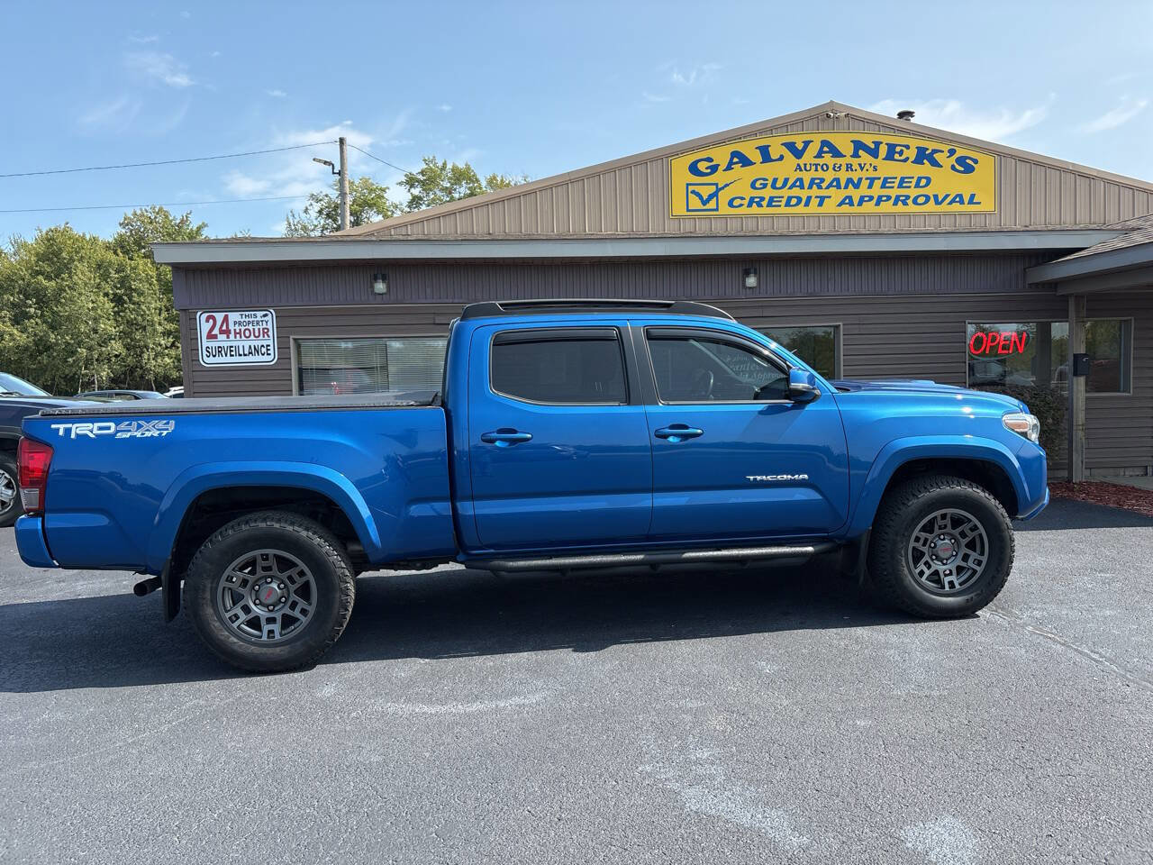 Used 2017 Toyota Tacoma TRD Sport image 4