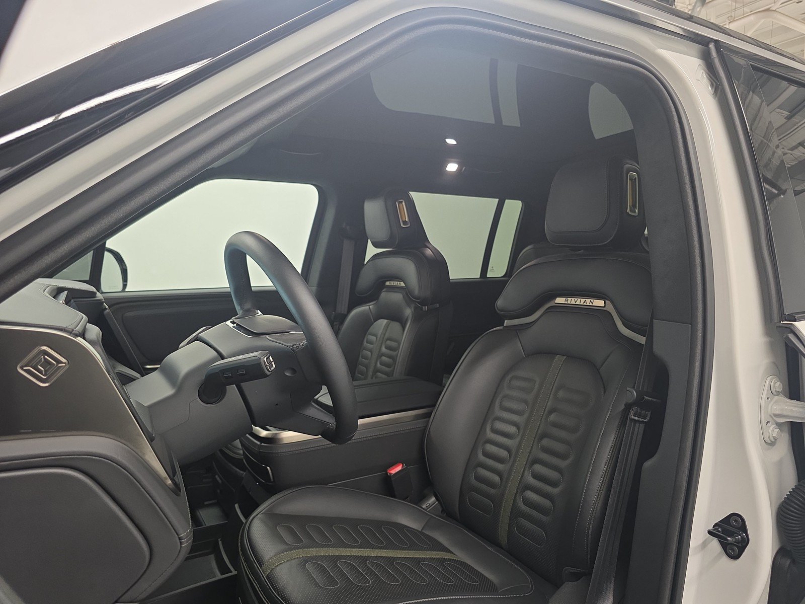 Used 2025 Rivian R1S Adventure AWD/4WD image 20