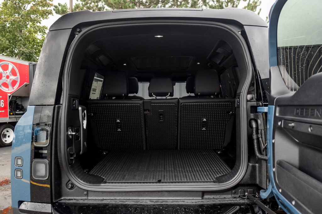 New 2026 Land Rover Defender 110 S AWD/4WD image 9