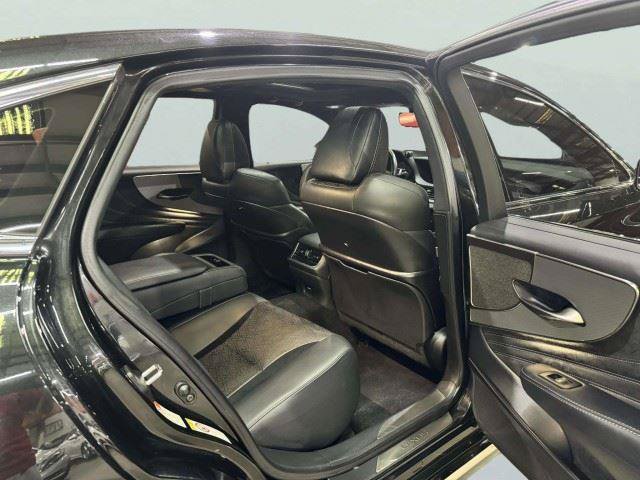 Used 2018 Lexus LS 500 F Sport w/ Accessory Package (Z1) AWD/4WD image 37