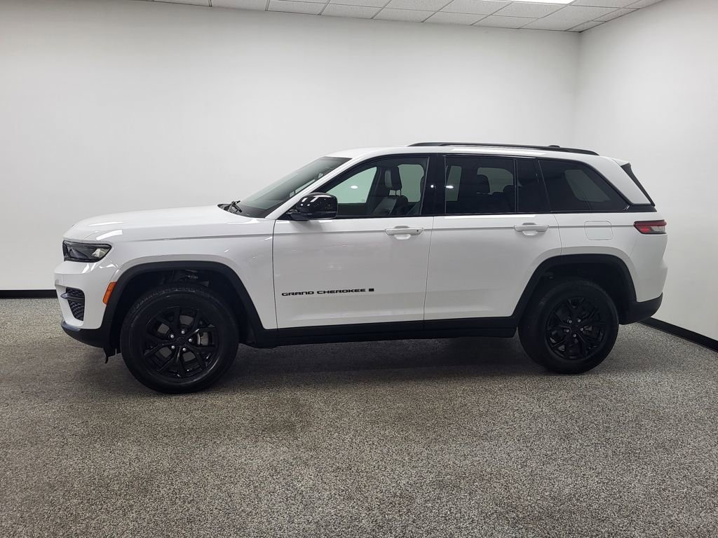 Used 2024 Jeep Grand Cherokee Altitude image 23