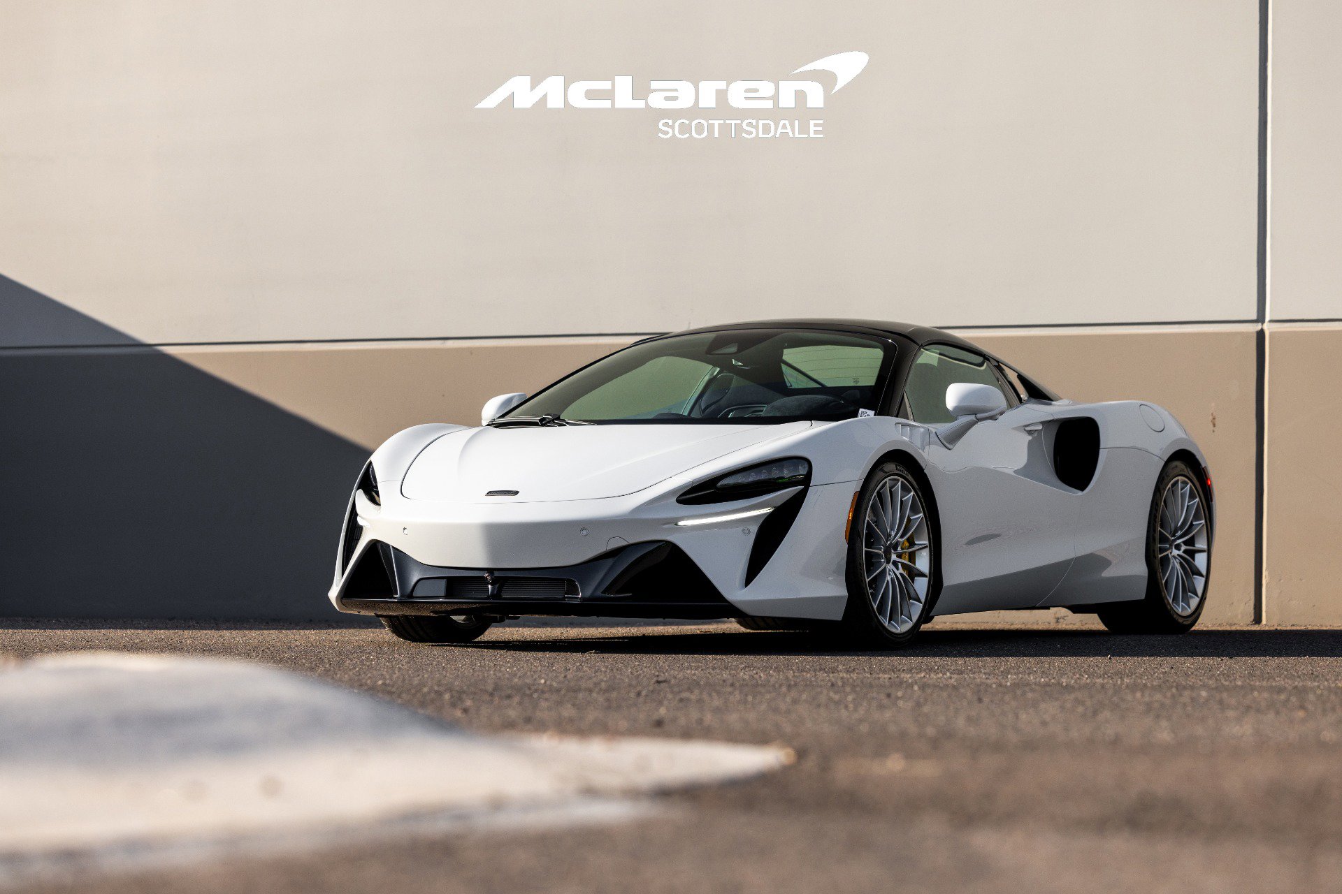 Used 2025 McLaren Artura Spider image 4
