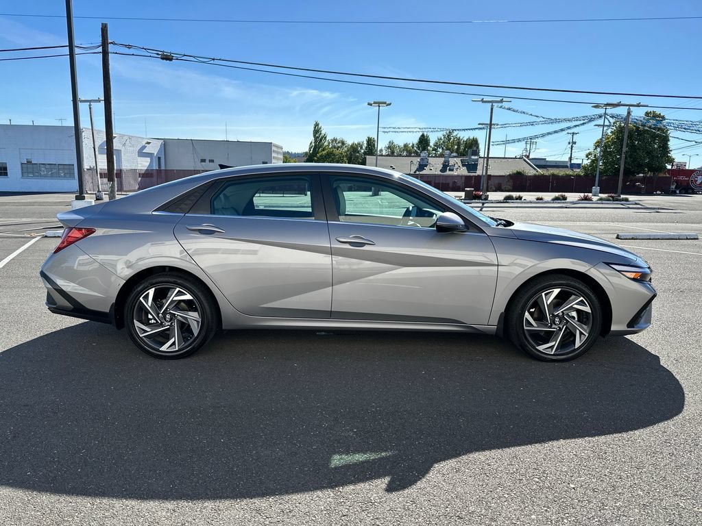 Certified 2025 Hyundai Elantra Limited FWD image 7