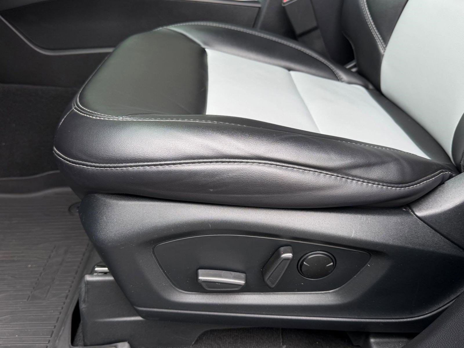 Used 2023 Ford Explorer XLT w/ Equipment Group 202A AWD/4WD image 13