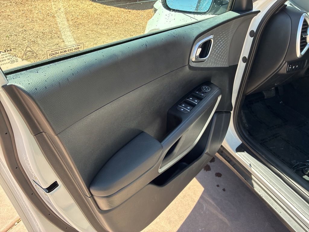 Used 2025 Kia Soul LX FWD image 18