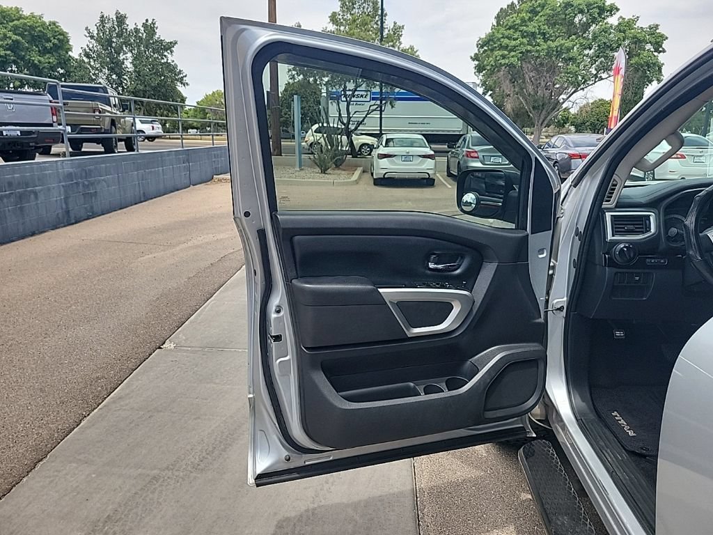 Used 2017 Nissan Titan SV AWD/4WD image 11