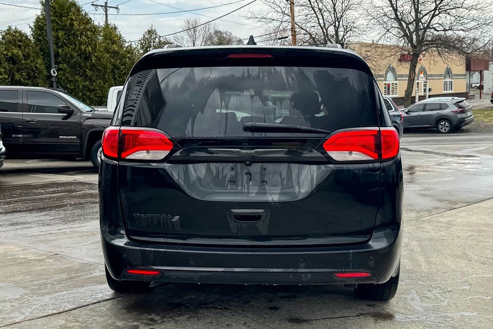 Used 2018 Chrysler Pacifica Touring-L w/ Premium Audio Group image 4