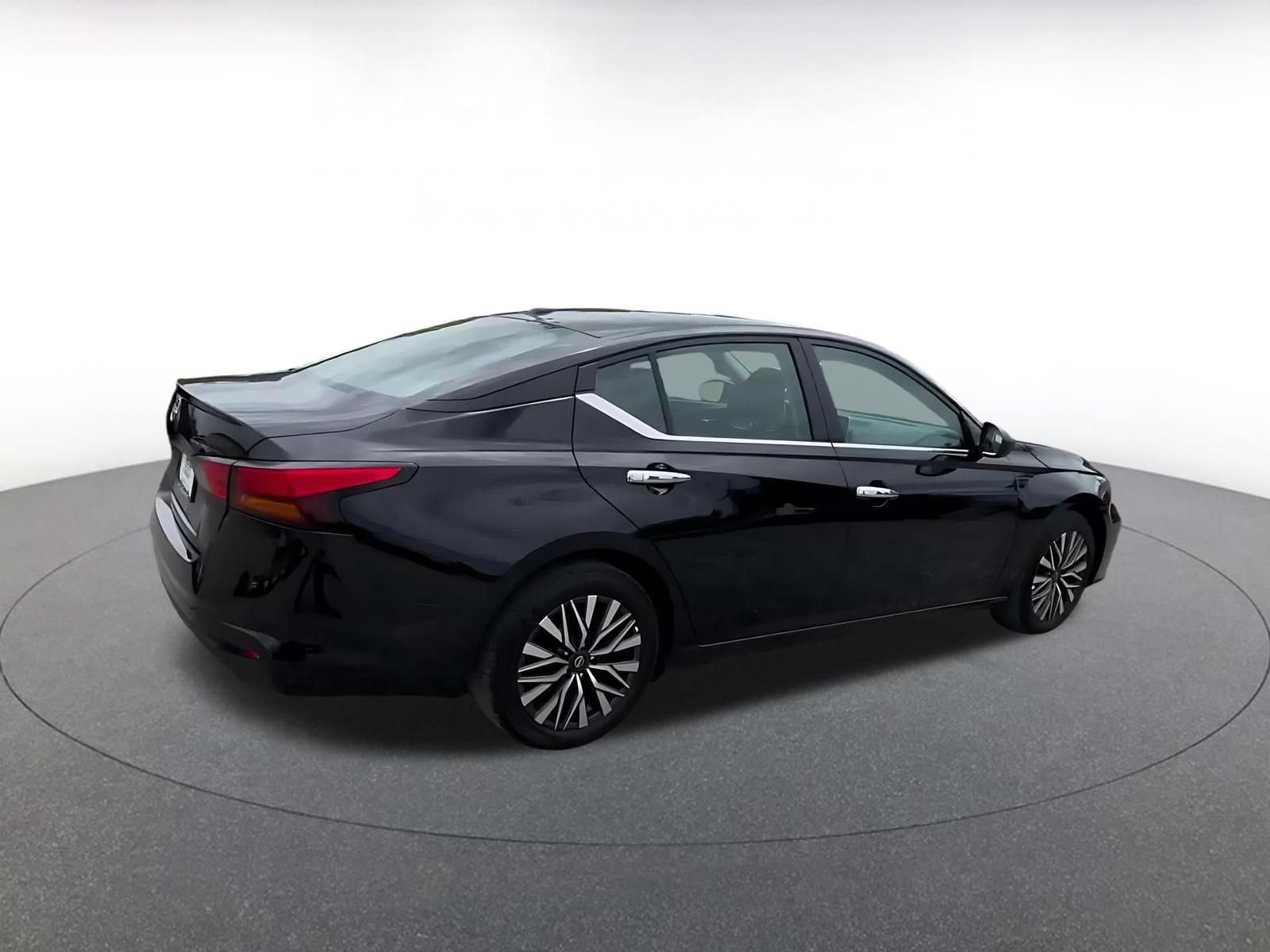 Used 2025 Nissan Altima 2.5 SV FWD image 14