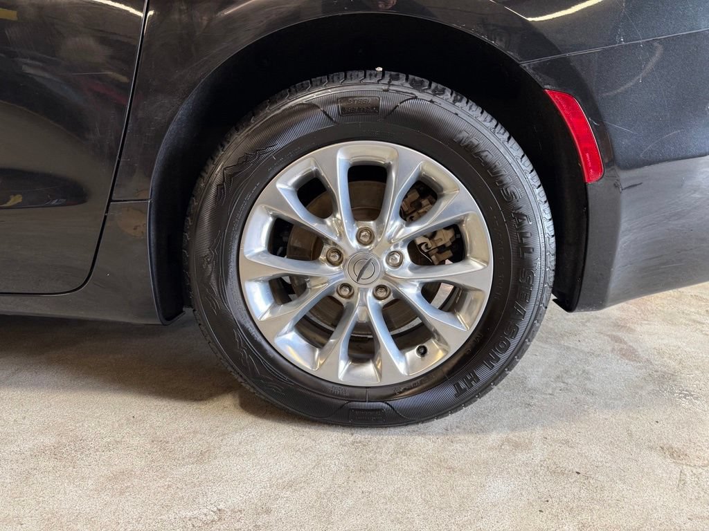 Used 2023 Chrysler Pacifica Touring-L AWD/4WD image 36