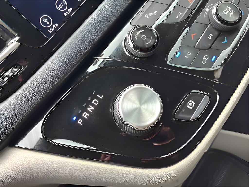 Used 2018 Chrysler Pacifica Touring-L image 36