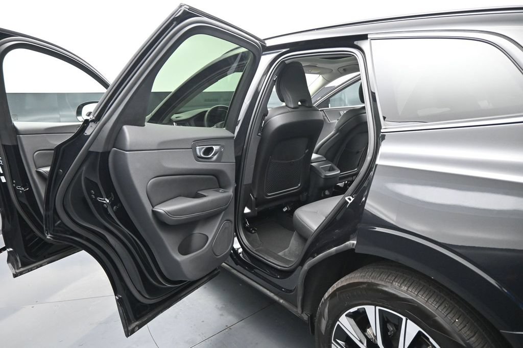 Used 2025 Volvo XC60 B5 Plus AWD/4WD image 18