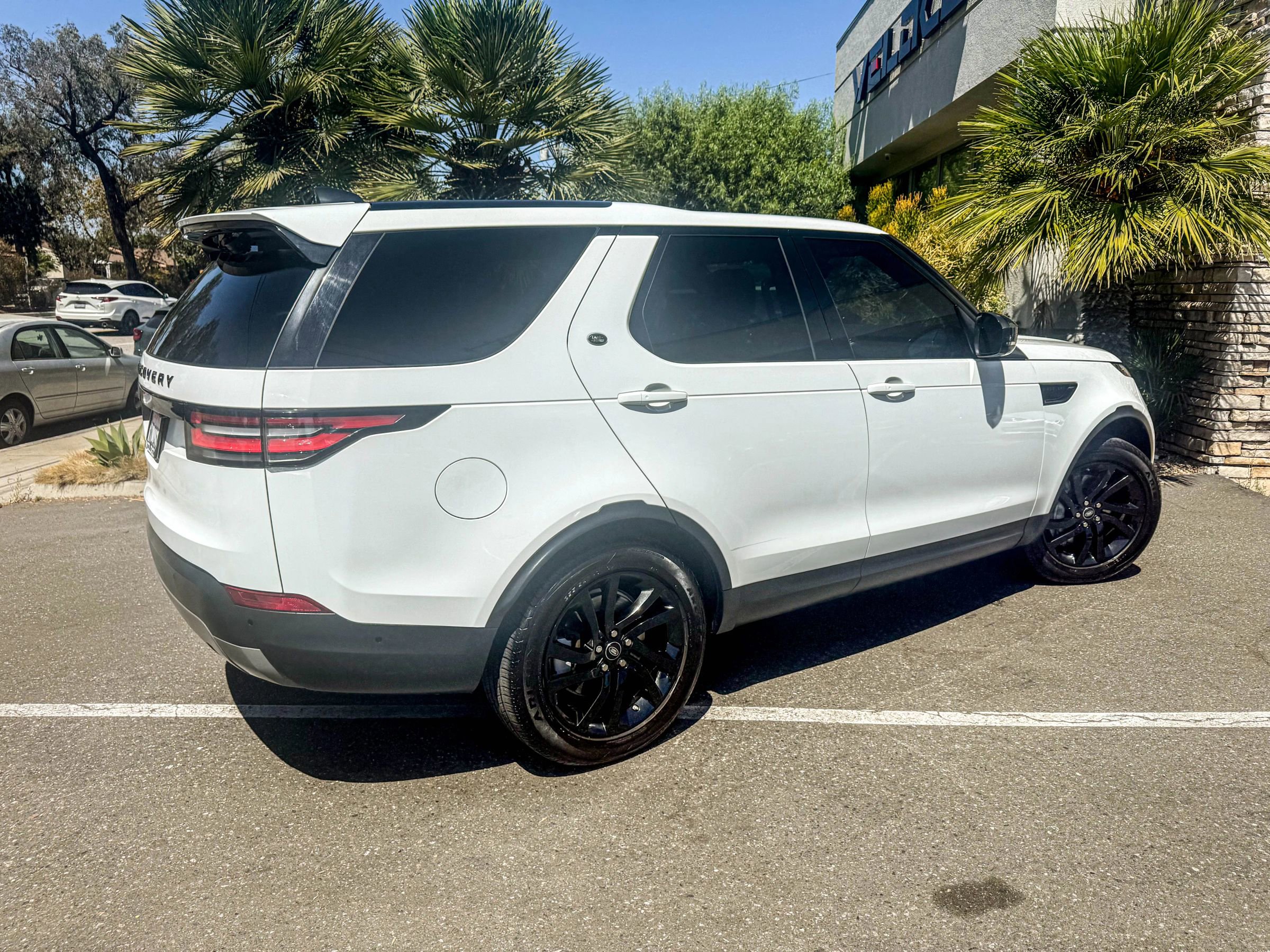 Used 2020 Land Rover Discovery HSE image 8