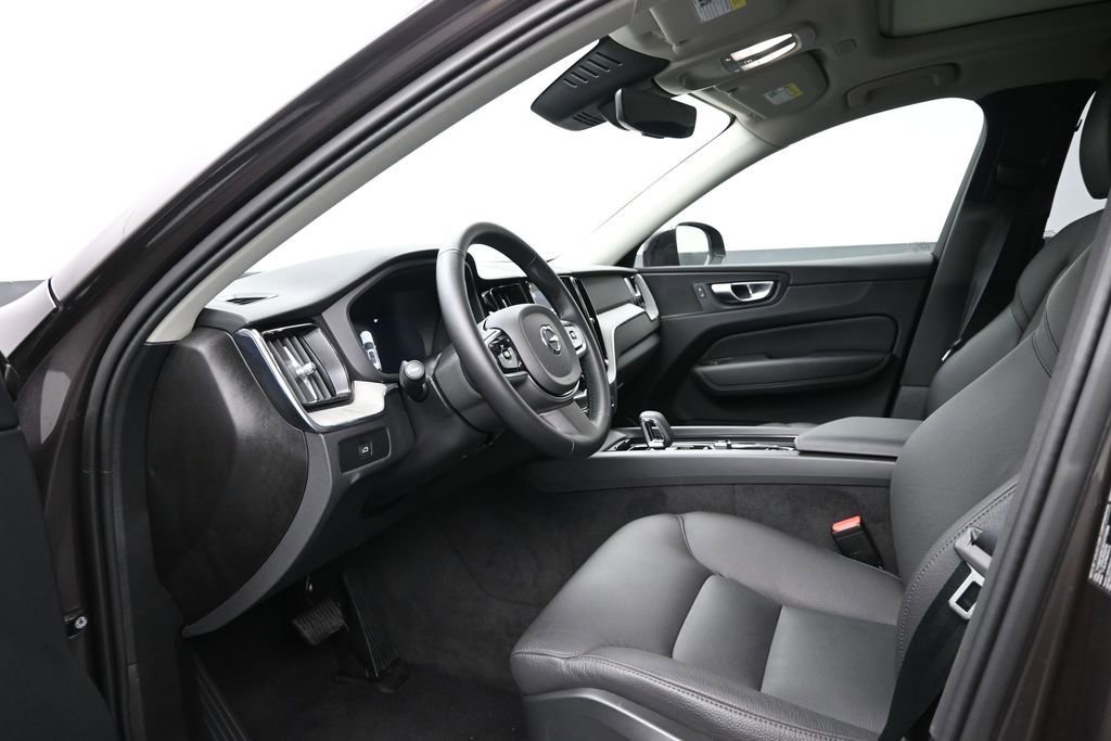 Used 2025 Volvo XC60 B5 Plus AWD/4WD image 9
