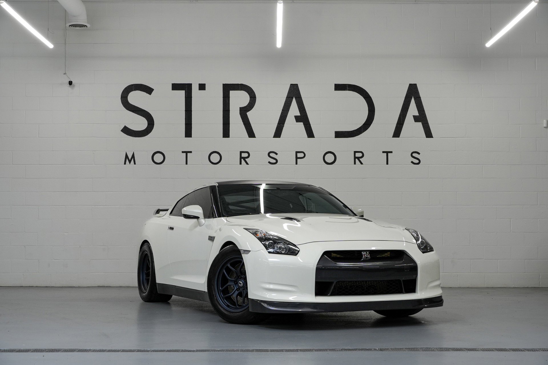 Used 2009 Nissan GT-R Premium AWD/4WD image 1