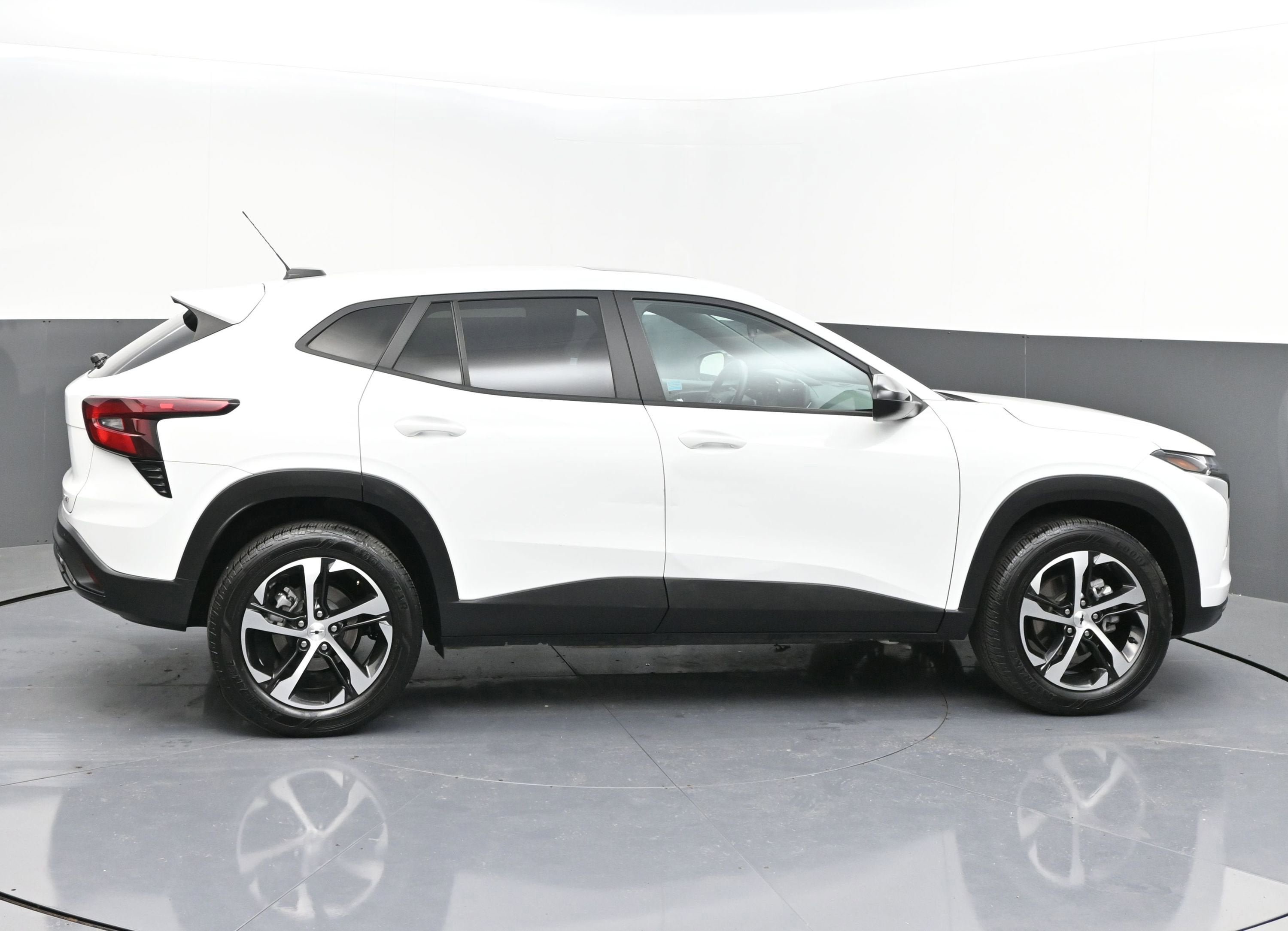 Used 2025 Chevrolet Trax RS w/ Sunroof Package FWD image 8