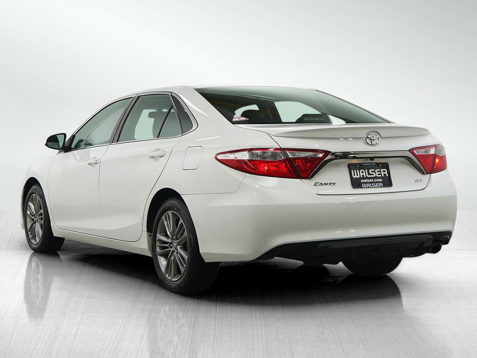 Used 2015 Toyota Camry SE FWD image 3