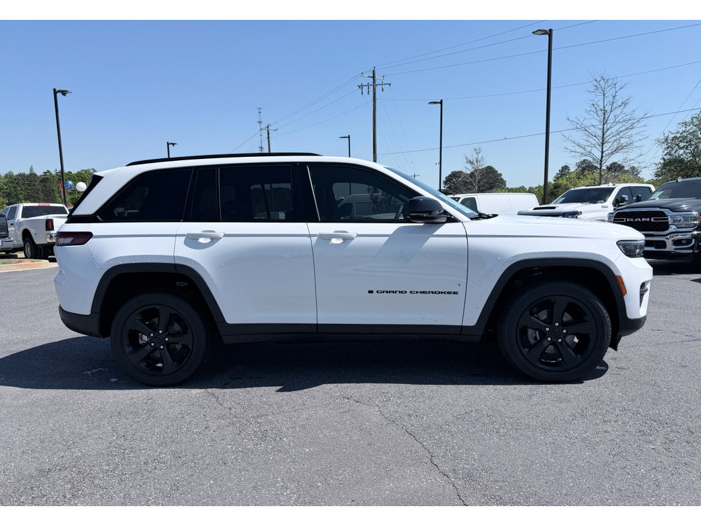 Used 2023 Jeep Grand Cherokee Altitude RWD image 4