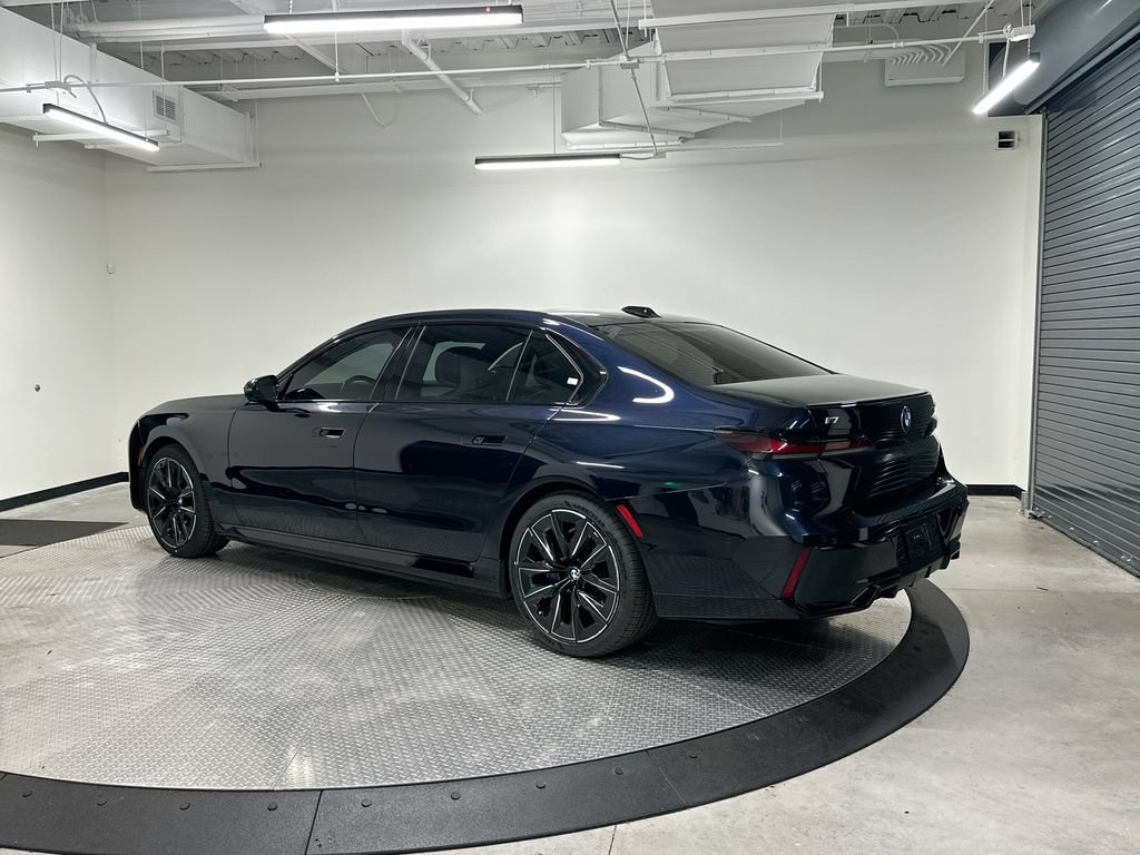 Used 2024 BMW i7 xDrive60 AWD/4WD image 3