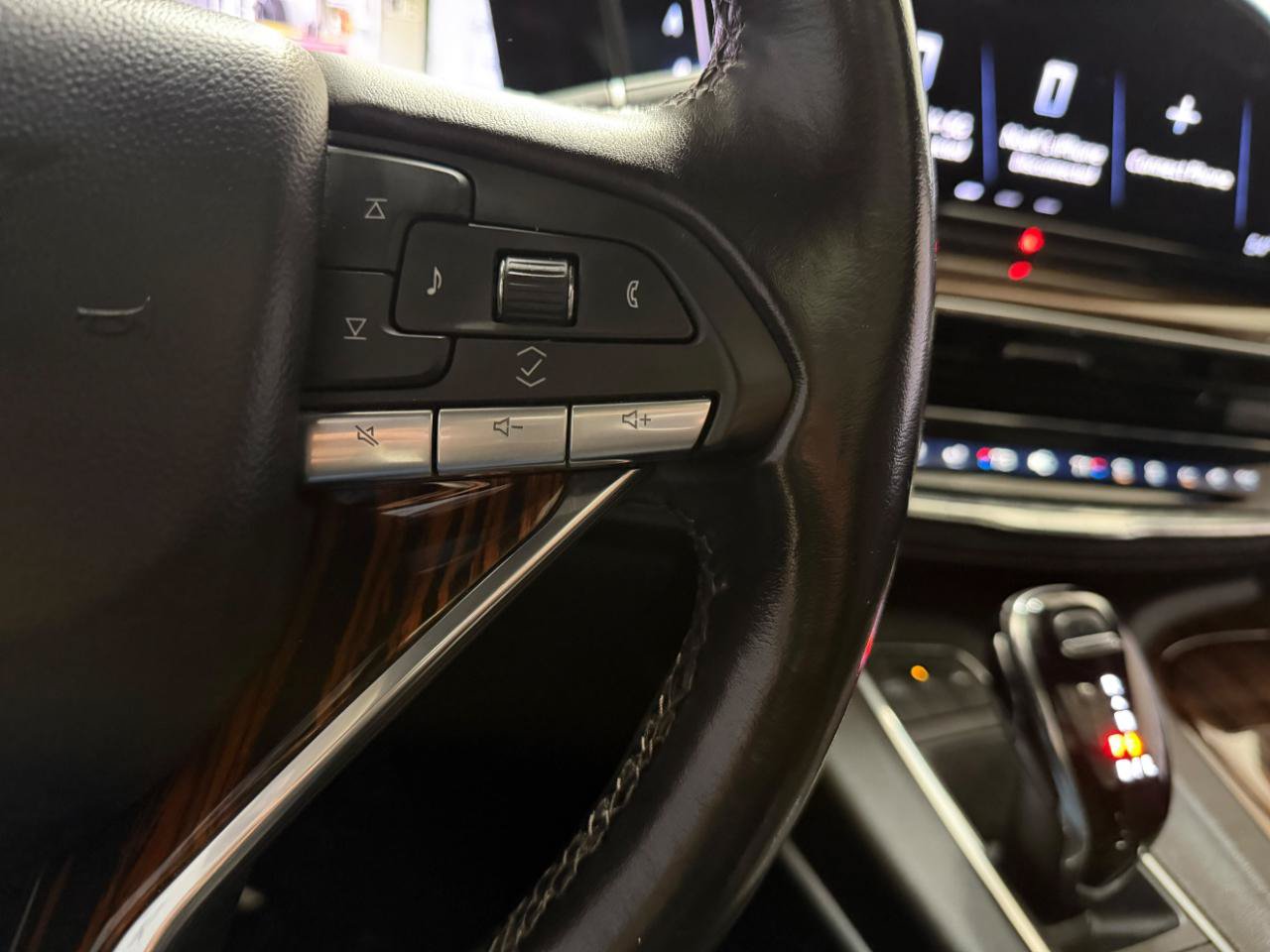 Used 2023 Cadillac Escalade Premium Luxury AWD/4WD image 32