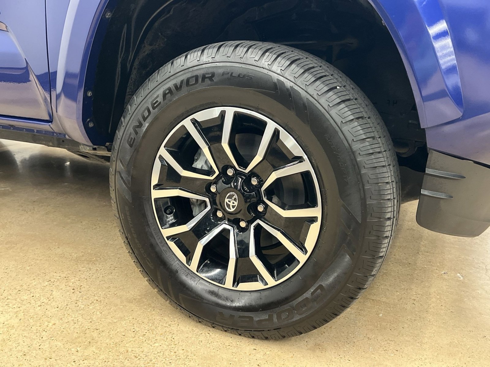 Used 2022 Toyota Tacoma TRD Sport w/ Technology Package AWD/4WD image 8