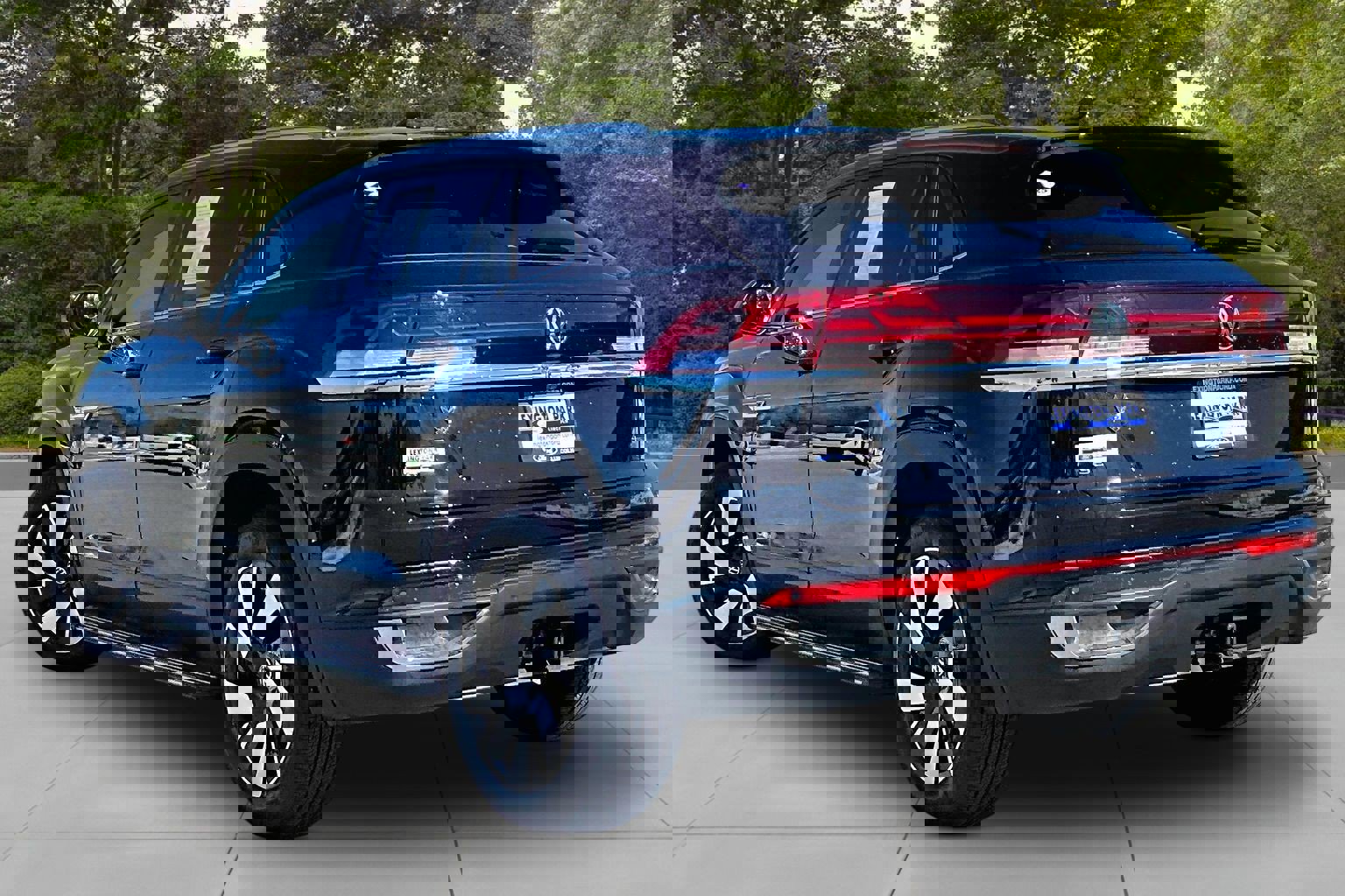 Used 2024 Volkswagen Atlas Cross Sport SE w/ Panoramic Sunroof Package image 4