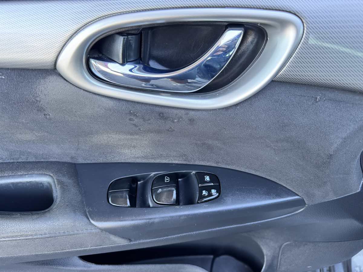 Used 2015 Nissan Sentra SR FWD image 35