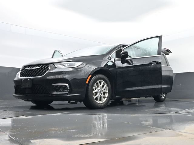 Used 2024 Chrysler Pacifica Touring-L image 35