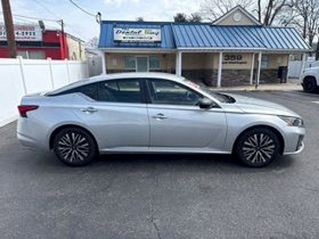 Used 2024 Nissan Altima 2.5 SV FWD image 4