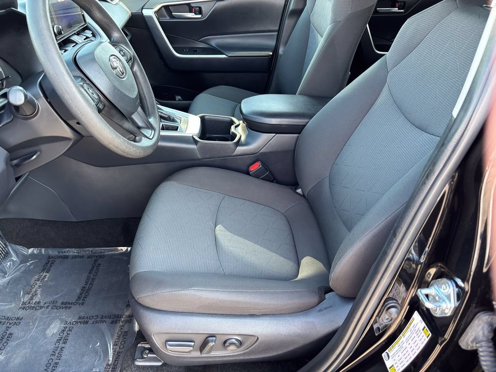 Used 2025 Toyota RAV4 XLE AWD/4WD image 18