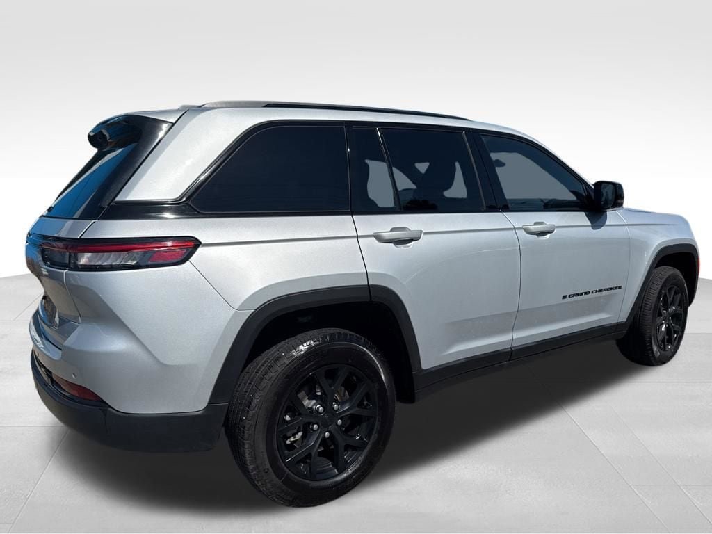Used 2024 Jeep Grand Cherokee Altitude AWD/4WD image 8