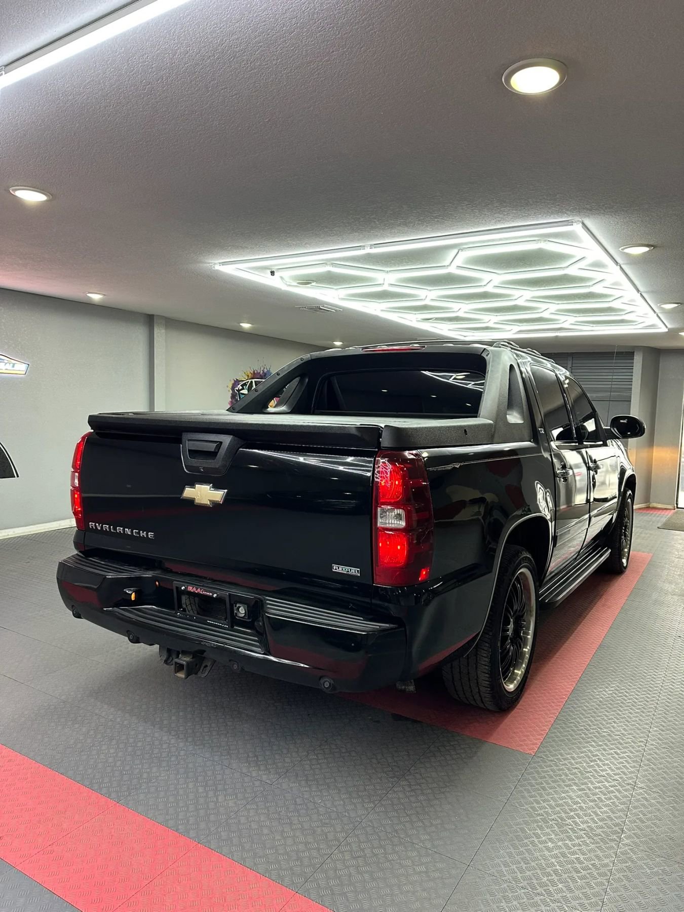Used 2011 Chevrolet Avalanche LTZ RWD image 7