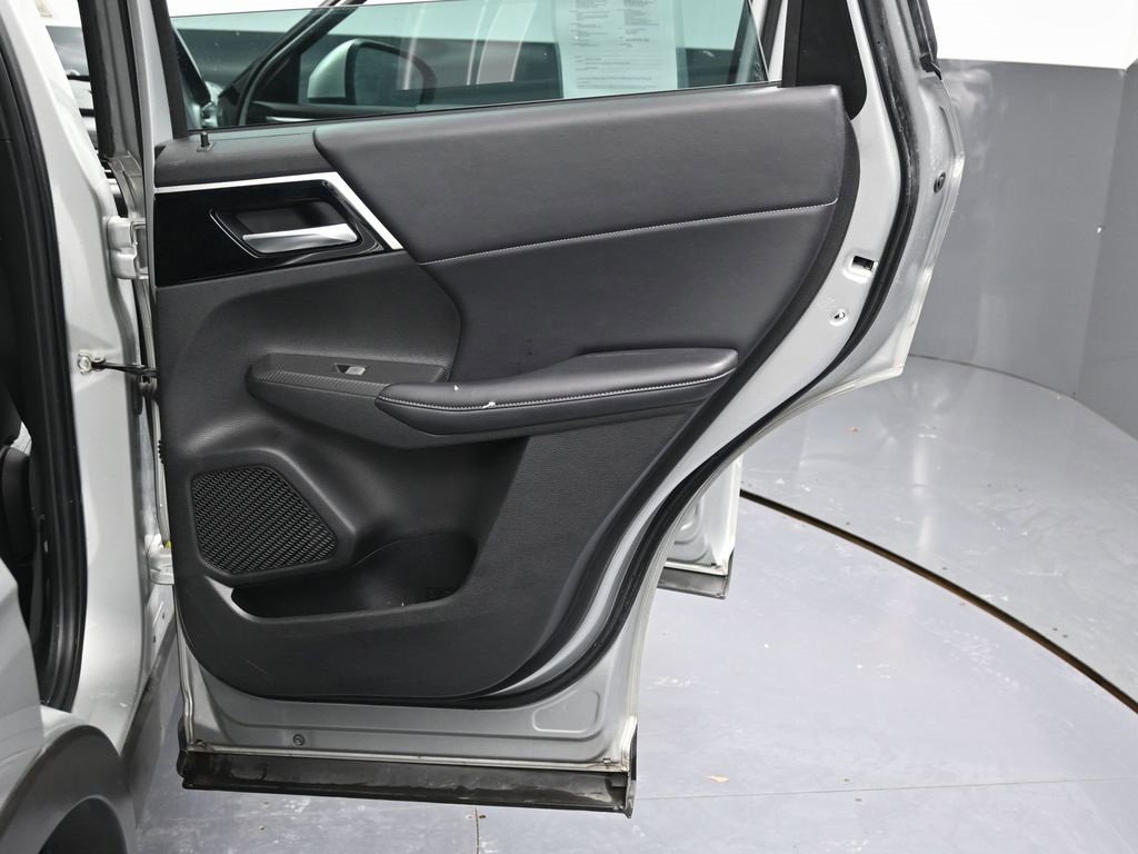 Used 2023 Mitsubishi Outlander SE image 37