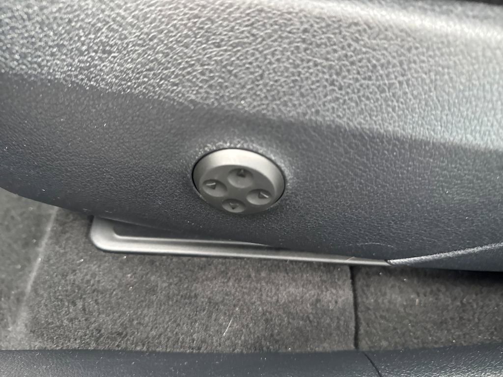 Used 2025 Mercedes-Benz GLC 300 4MATIC image 10