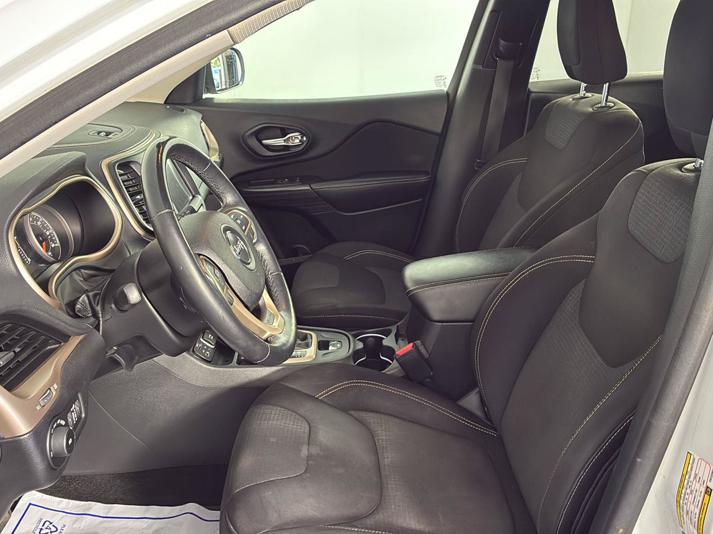 Used 2015 Jeep Cherokee Latitude w/ Cold Weather Group FWD image 23