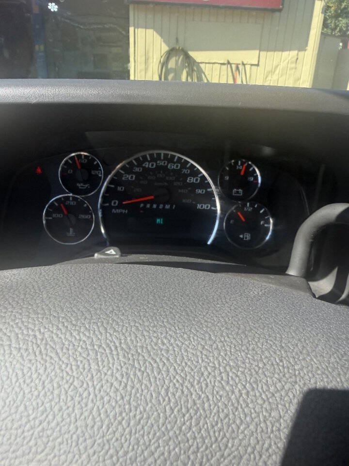 Used 2025 Chevrolet Express 2500 w/ Driver Convenience Package RWD image 8