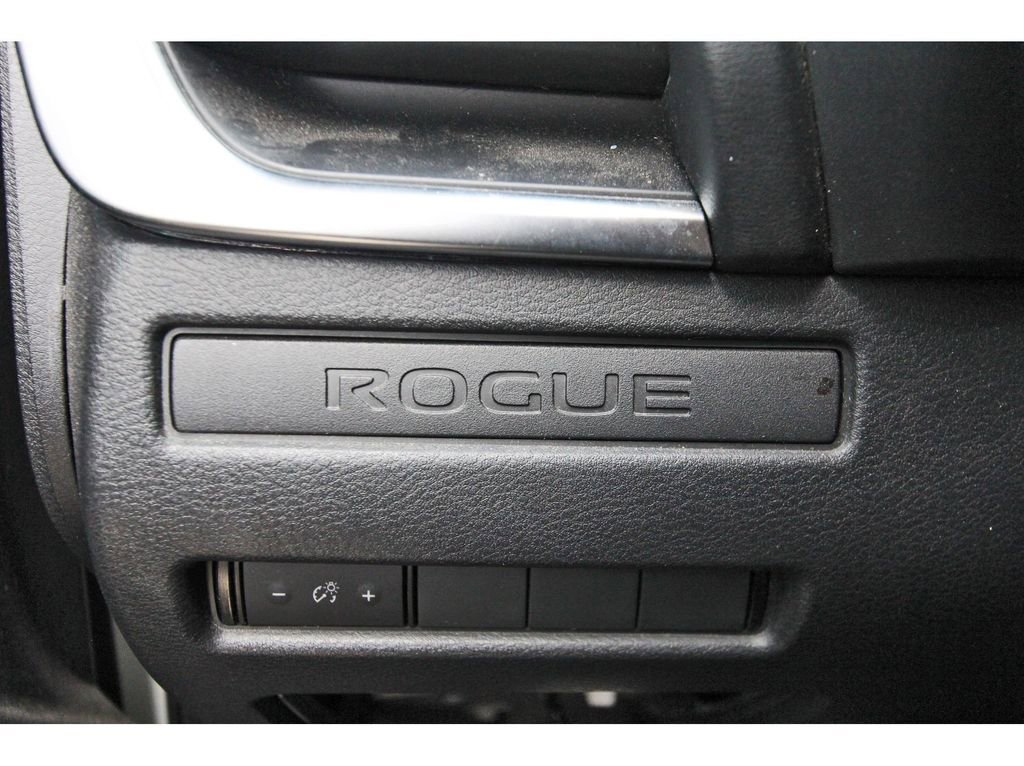 Used 2023 Nissan Rogue S image 15
