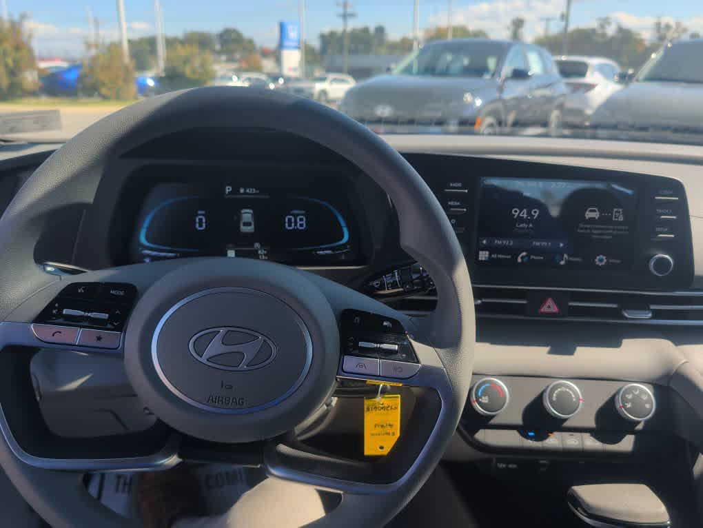 New 2026 Hyundai Elantra SE FWD image 17