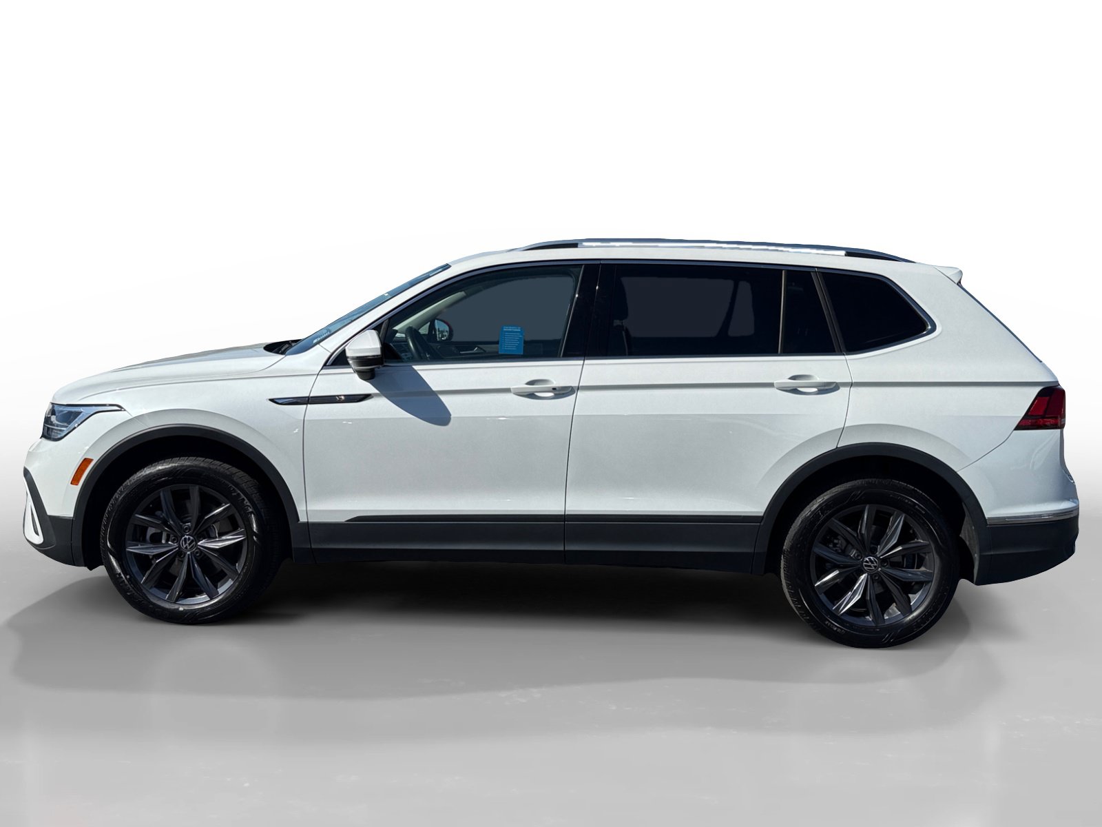 Used 2023 Volkswagen Tiguan SE w/ Panoramic Sunroof Package FWD image 2