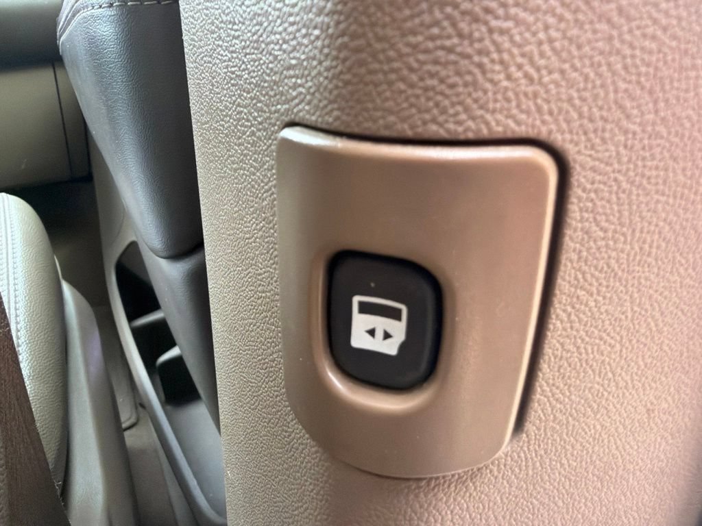 Used 2014 Chrysler Town & Country Touring FWD image 13