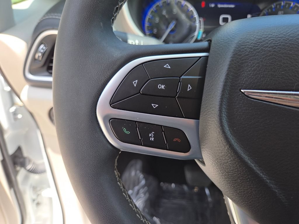 Used 2023 Chrysler Pacifica Touring-L AWD/4WD image 35