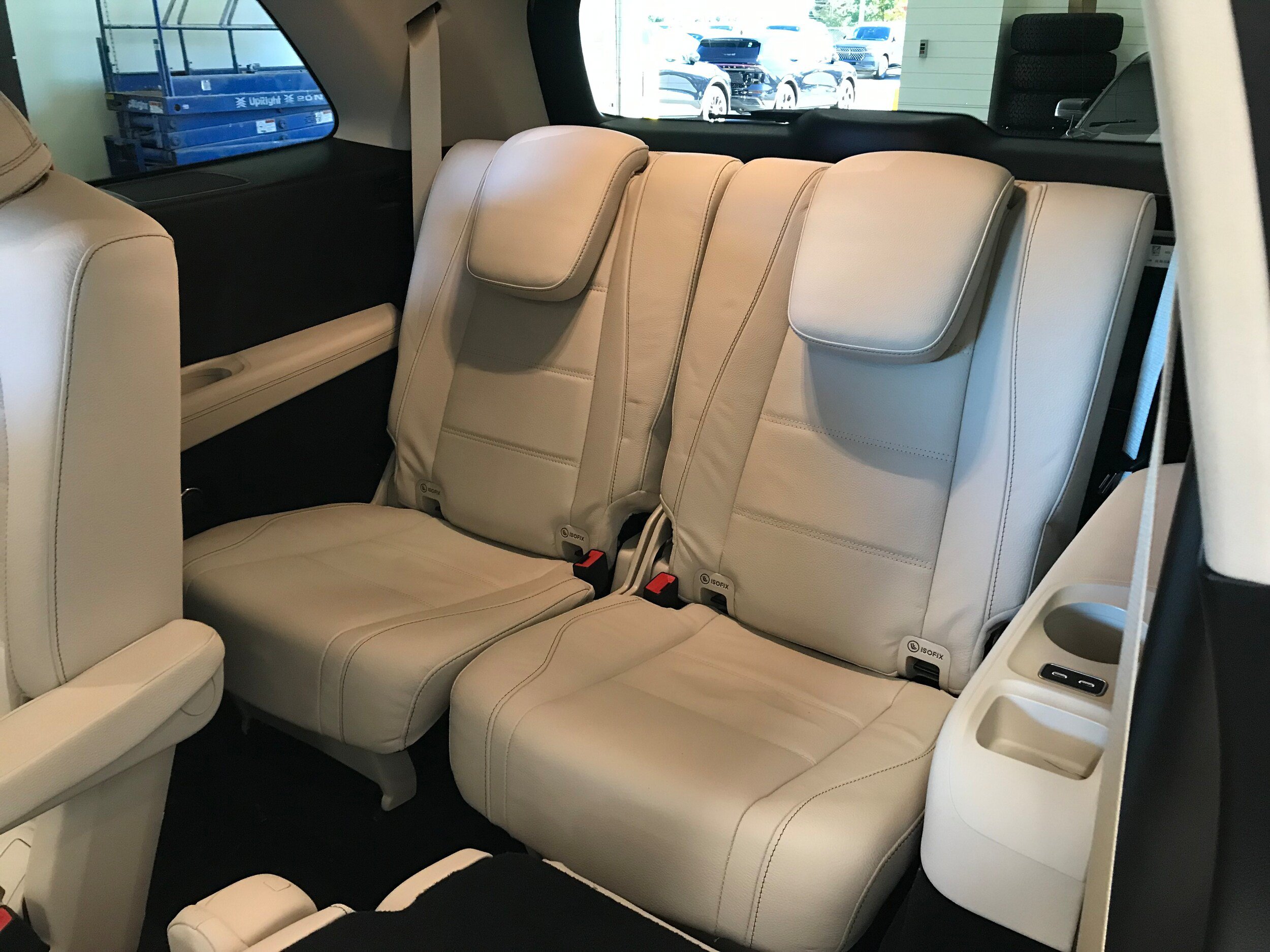 Used 2025 Mercedes-Benz GLS 450 4MATIC image 11
